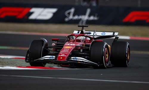 Ferrari, la bordata dell'ex pilota: «Il team è crollato dopo il rinnovo di Vasseur»