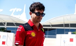 Ferrari, Leclerc preoccupato. Chiesto colloquio urgente con Elkann: il motivo - Ferrari, Leclerc preoccupato. Chiesto colloquio urgente con Elkann: ecco il motivo