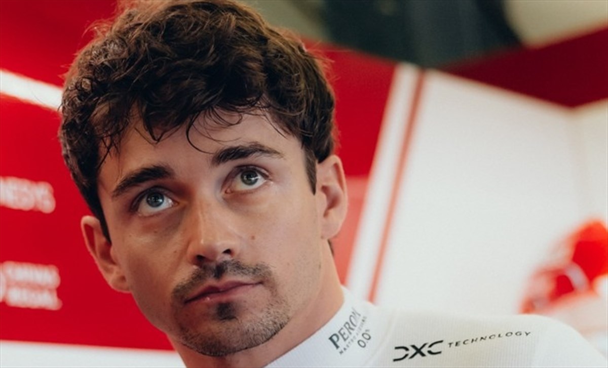 Ferrari, lo sfogo di Leclerc in radio: «È una barzelletta. Perdo tutto sul rettilineo»
