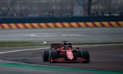 Ferrari, pioggia e freddo con fermano Sainz: oltre 100 giri per lo spagnolo a Fiorano