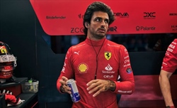 Ferrari, rotto il coprifuoco per lavorare sulla macchina di Sainz. Pilota in Penalità?