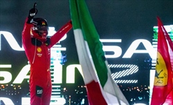 Ferrari, Sainz esaltato dalla Gazzetta dello Sport: «Mix tra Lauda, Prost e Schakter»