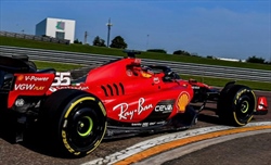 Filming Day Ferrari, Sainz in pista a Fiorano con una nuova ala anteriore - Ferrari, Sainz ha concluso il filming day con un'ala nuova