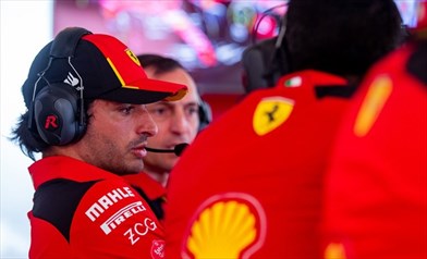 Ferrari, Sainz: «Incidente? Sorpreso, sono dolorante». E svela se avrà penalità in griglia - Ferrari, Sainz: «Incidente? Sorpreso, sono dolorante». E svela se avrà penalità in griglia