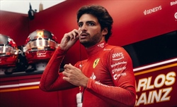 Ferrari, Sainz ventiquattro ore dopo l'intervento è tornato nel paddock di Jeddah