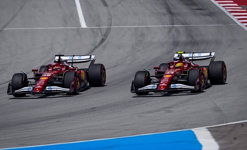 Ferrari non impara mai dagli errori: l'analisi del tardivo scambio tra Hamilton e Leclerc in Spagna - Ferrari: scelta giusta, tempismo sbagliato. Lo scambio tra Leclerc e Hamilton fa riflettere
