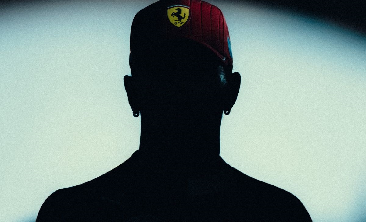 Ferrari, svelate le tute 2026: ecco il nuovo look di Leclerc e Hamilton