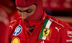 Ferrari, tributo a Sainz per la sua ultima gara: i dettagli sulla tuta 