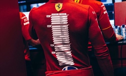 Ferrari, tributo a Sainz per la sua ultima gara: tuta speciale, i dettagli - Ferrari, tributo a Sainz per la sua ultima gara: i dettagli sulla tuta 