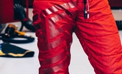 Ferrari, tributo a Sainz per la sua ultima gara: tuta speciale, i dettagli - Ferrari, tributo a Sainz per la sua ultima gara: i dettagli sulla tuta 