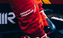 Ferrari, tributo a Sainz per la sua ultima gara: tuta speciale, i dettagli - Ferrari, tributo a Sainz per la sua ultima gara: i dettagli sulla tuta 