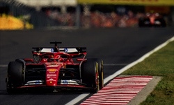 Ferrari, Turrini attacca Vasseur: «SF-24 plafonata, Leclerc e Sainz vedono la McLaren con il binocolo» - Ferrari, Turrini attacca Vasseur: «SF-24 plafonata, Leclerc e Sainz vedono la McLaren con il binocolo»