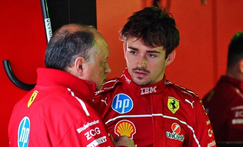 Ferrari, Vasseur analizza Leclerc: «A volte si rimprovera troppo. Ma questo ci aiuta...»
