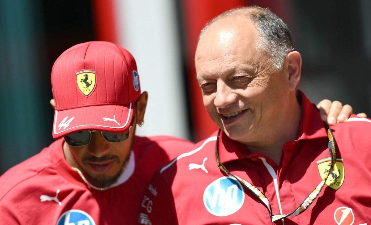 Ferrari, Vasseur difende Hamilton: «Parla poco in TV, ma cerca soluzioni con noi»