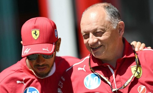 Ferrari, Vasseur difende Hamilton: «Parla poco in TV, ma cerca soluzioni con noi»