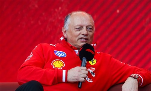 Ferrari, Vasseur promette sviluppi e ammette: «Mercedes mezzo secondo davanti»