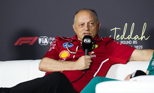 Ferrari, Vasseur: «Siamo carenti, replichiamo il 2024. A Imola gli sviluppi». E punge Hamilton