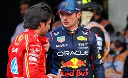 Formula 1, quanta voglia di ricominciare! Verstappen e Sainz presentano i nuovi caschi