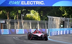 Formula E, gara a due facce a Roma dopo il caos iniziale. Vince Dennis.