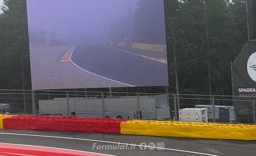 Forte nebbia a Spa. Formula 2 e Formula 3 ritardate