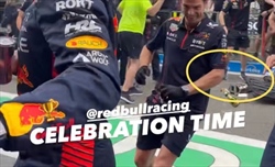 FOTO - Red Bull: si rompe anche il trofeo del GP del Belgio, ma Norris è innocente - FOTO - Alla Red Bull si rompe il trofeo del GP del Belgio, ma Norris è innocente