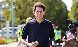 FOTO Binotto, saluti affettuosi con Vasseur, Sainz ed altri ferraristi nel paddock a Monza (non c'è Leclerc) - FOTO - Binotto, saluti affettuosi con Vasseur e Sainz nel paddock a Monza
