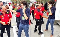 FOTO Binotto, saluti affettuosi con Vasseur, Sainz ed altri ferraristi nel paddock a Monza (non c'è Leclerc) - FOTO - Binotto, saluti affettuosi con Vasseur e Sainz nel paddock a Monza