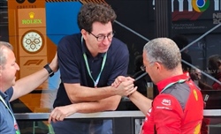 FOTO Binotto, saluti affettuosi con Vasseur, Sainz ed altri ferraristi nel paddock a Monza (non c'è Leclerc) - FOTO - Binotto, saluti affettuosi con Vasseur e Sainz nel paddock a Monza