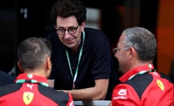 FOTO Binotto, saluti affettuosi con Vasseur, Sainz ed altri ferraristi nel paddock a Monza (non c'è Leclerc) - FOTO - Binotto, saluti affettuosi con Vasseur e Sainz nel paddock a Monza