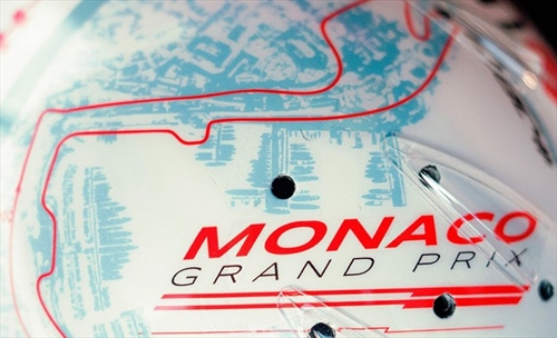 FOTO - Charles Leclerc presenta il casco speciale per Monaco