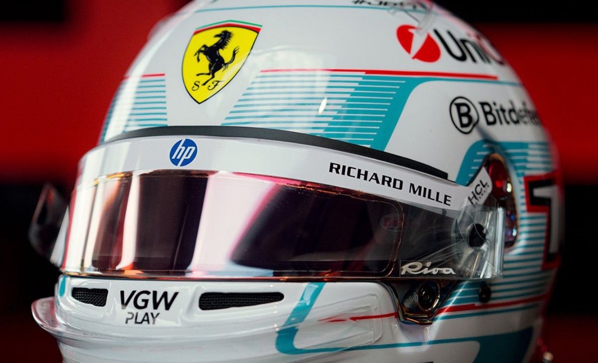 FOTO - Charles Leclerc presenta il casco speciale per Monaco