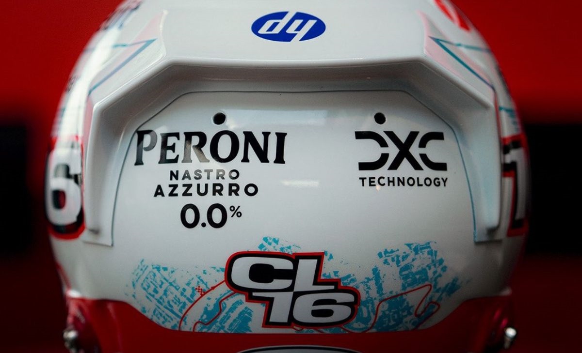 FOTO - Charles Leclerc presenta il casco speciale per Monaco