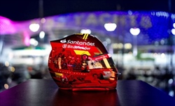FOTO - Da Hamilton e Sainz fino a Zhou: i caschi speciali per Abu Dhabi - FOTO - Da Hamilton e Sainz fino a Zhou: i caschi speciali per Abu Dhabi