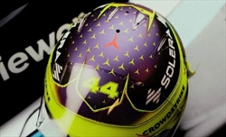 FOTO - Da Sainz e Hamilton fino a Zhou: i caschi speciali per Abu Dhabi
