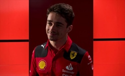 FOTO e VIDEO - Ferrari: Leclerc, Sainz e Vasseur presentano la nuova divisa: tutte le immagini