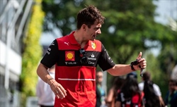 FOTO e VIDEO - Leclerc, casco «capolavoro» per il GP di Singapore: le immagini