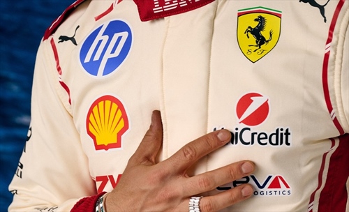 FOTO - Ferrari, Leclerc svela la tuta speciale per Monaco