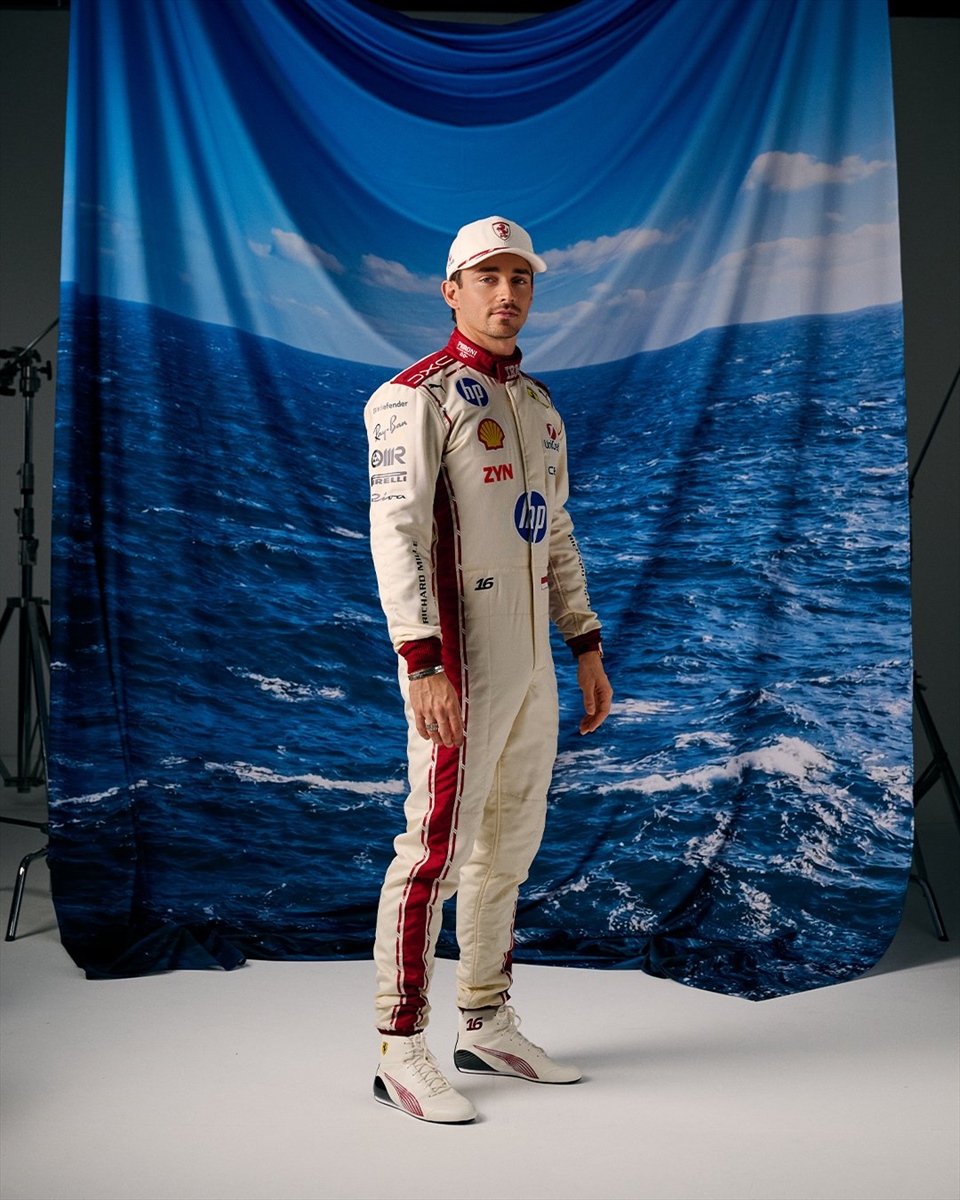 FOTO - Ferrari, Leclerc svela la tuta speciale per Monaco