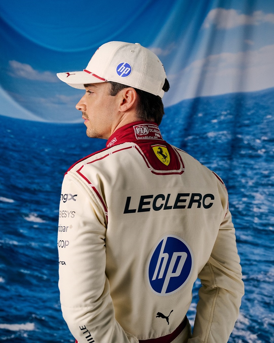 FOTO - Ferrari, Leclerc svela la tuta speciale per Monaco