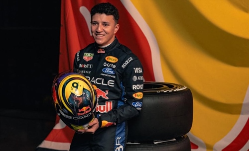 FOTO - Hadjar pronto al debutto in Red Bull: svelato il casco 2026 - FOTO - Hadjar pronto al debutto in Red Bull: svelato il casco 2026