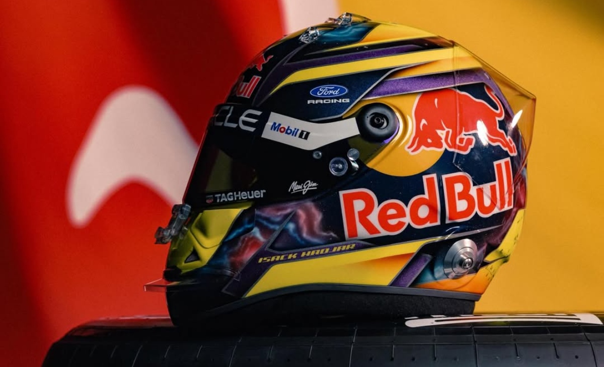 FOTO - Hadjar pronto al debutto in Red Bull: svelato il casco 2026