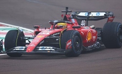 FOTO - Hamilton Day, il britannico debutta con la Ferrari: tutti gli scatti di una giornata storica - FOTO - Hamilton Day, il britannico debutta con la Ferrari: tutti gli scatti di una giornata storica