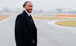 FOTO - Hamilton posa con la Ferrari F40 per un insediamento curato nei minimi dettagli - FOTO - Hamilton posa con la Ferrari F40 per un insediamento curato nei minimi dettagli