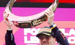 FOTO - Il curioso trofeo del GP di Cina