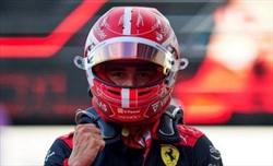 FOTO - Il gesto di Charles Leclerc che sta facendo impazzire i tifosi della Ferrari - FOTO - Il gesto di Leclerc che ha fatto impazzire i tifosi della Ferrari