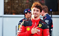 FOTO - Il gesto di Charles Leclerc che sta facendo impazzire i tifosi della Ferrari - FOTO - Il gesto di Leclerc che ha fatto impazzire i tifosi della Ferrari