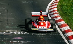 FOTO - La Ferrari 312 B3 di Lauda torna al Nordschleife con al volante un pilota speciale