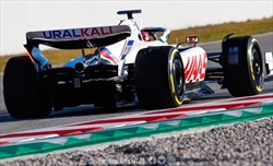 FOTO - La Haas VF-22 completa i primi giri a Barcellona