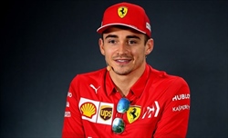 FOTO - Leclerc, nuovo casco ad Abu Dhabi: «È dedicato alla squadra»