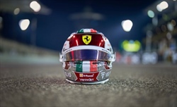 FOTO - Leclerc, nuovo casco ad Abu Dhabi: «È dedicato alla squadra» - FOTO - Leclerc, nuovo casco ad Abu Dhabi: «È dedicato alla squadra»